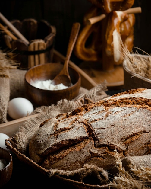 Grijs brood op de tafel