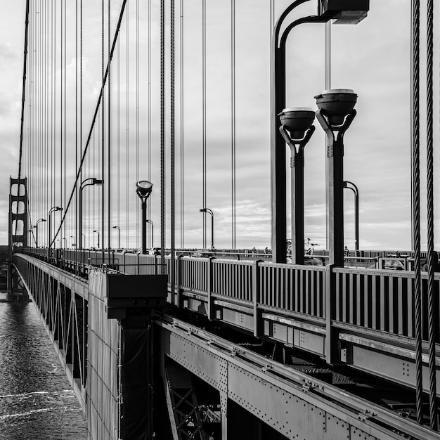 Grijstinten shot van de Golden Gate Bridge