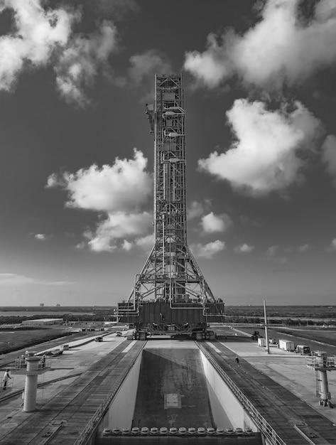 Grijstintenopname van de toren met de SLS-raket in het Kennedy Space Center