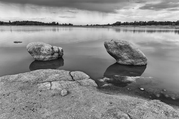 Grijstintenweergave van het Salor-stuwmeer, Caceres, Extremadura, Spanje