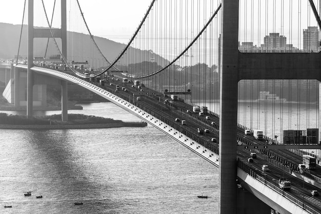 Grijswaardenopname van de Tsing Ma-brug in Hong Kong