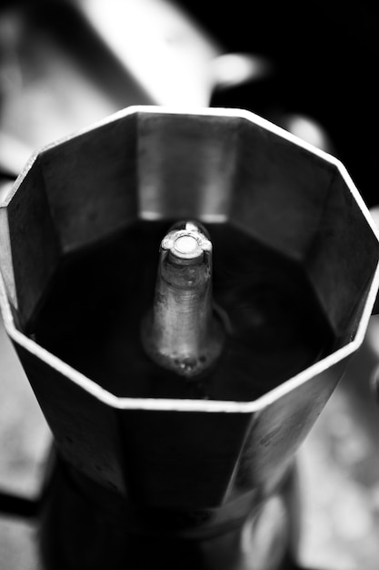 Gratis foto grijswaardenopname van een traditioneel koffiezetapparaat