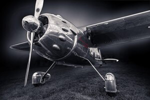 Grijswaardenopname van het vintage vliegtuig