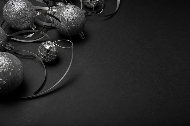 Gratis foto grijze kerst ornamenten op zwarte tafel
