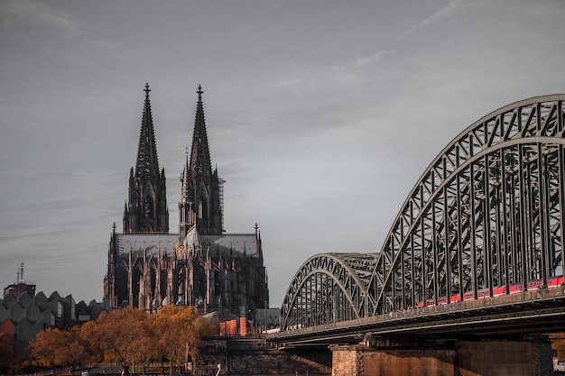 Grijze metalen brug en gotische kathedraal