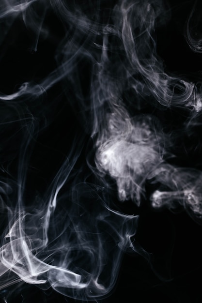 Grijze rookgolven op zwarte achtergrond
