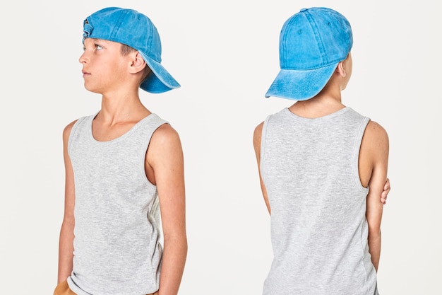 Gratis foto grijze tanktop voor jongens met blauwe pet in de studio