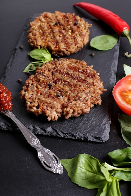 Grilleg rundvlees en ingrediënten voor hamburger