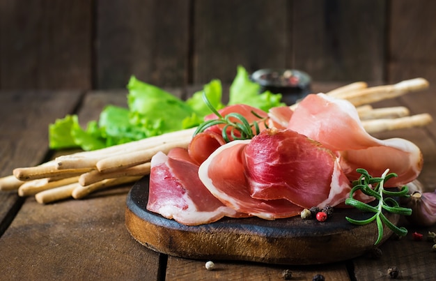 Gratis foto grissini broodstengels met prosciutto