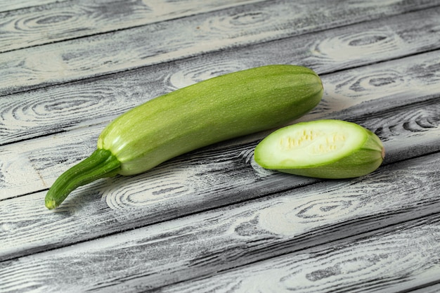 Groen merg verse rijpe zacht op houten grijs bureau