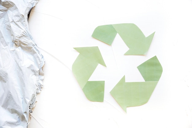 Groen recycleer logo met plastic afval