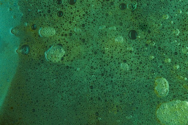 Groen zeepwater met klodders
