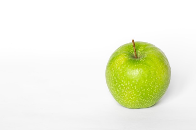 Gratis foto groene appel op een witte achtergrond geïsoleerde kopie ruimte