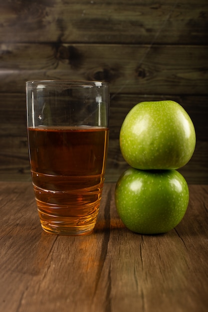 Groene appels en een glas sap