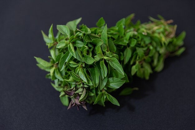 Groene basilicum op tafel