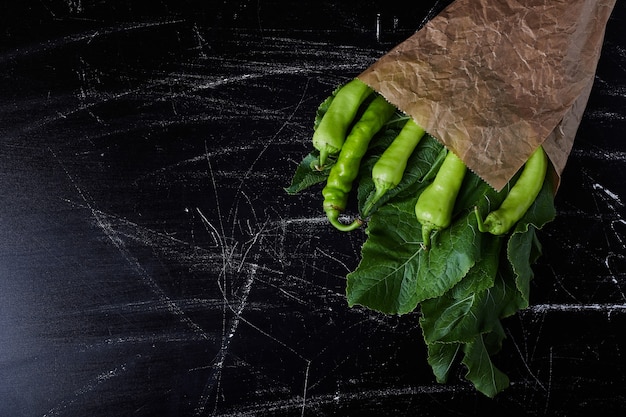 Groene chili peper op zwart