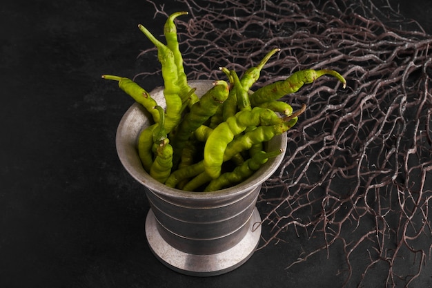 Gratis foto groene chilipepers in een metalen pot.