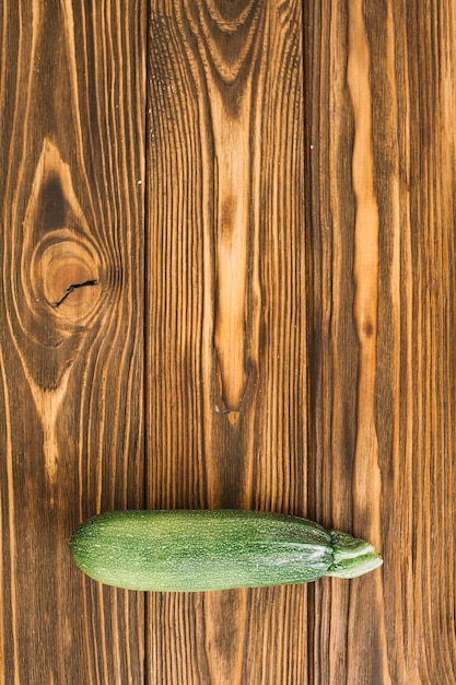 Groene courgette op tafel