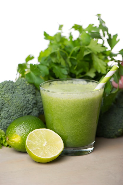 Gratis foto groene detox smoothie. smoothie-recepten voor een snel gewichtsverlies