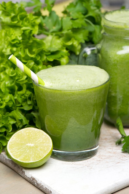 Gratis foto groene detox smoothie. smoothie-recepten voor een snel gewichtsverlies