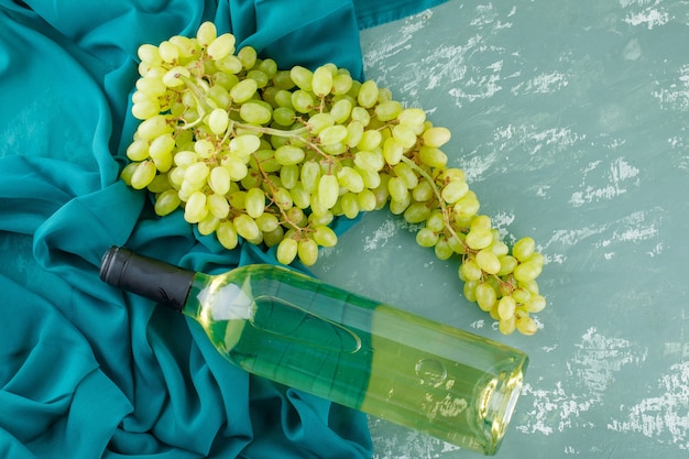 Groene druiven met wijn plat leggen op gips en textiel