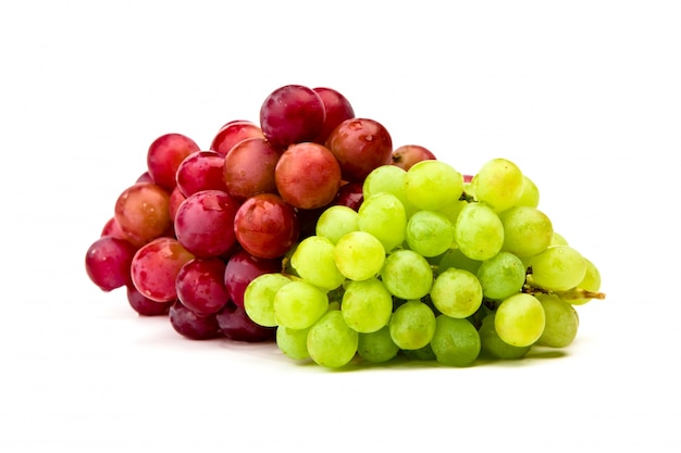 Groene en rode druiven op wit wordt geïsoleerd
