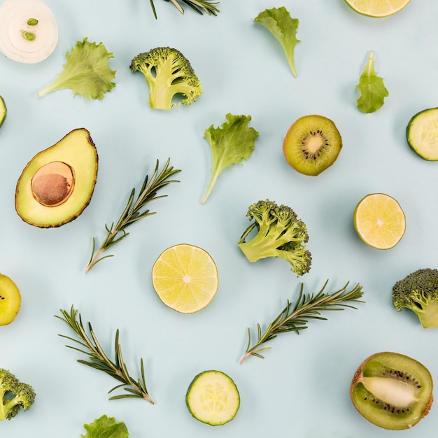 Gratis foto groene groenten en fruit met bladeren