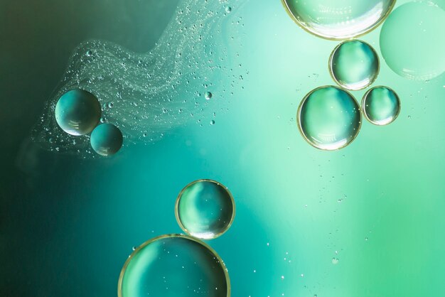 Groene levendige bubbels en gloeiende druppels