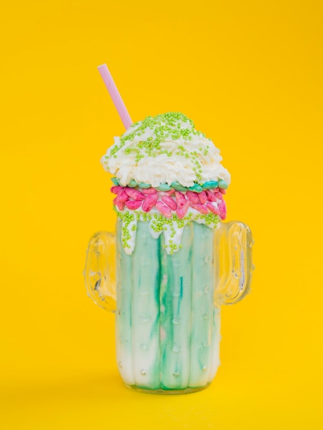 Groene milkshake op gele achtergrond