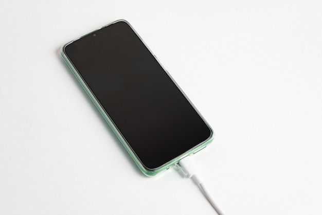 Groene mobiele telefoon aangesloten op USB-kabel type C - Opladen