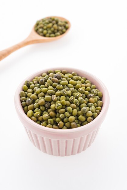 Groene mung bonen geïsoleerd op een witte achtergrond