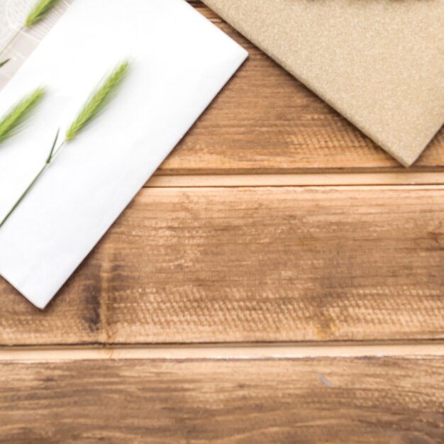 Groene oren van tarwe op wenskaart over de houten tafel