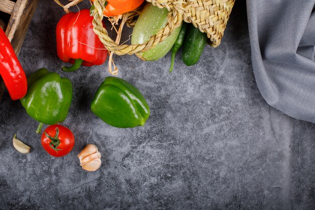 Groene paprika's op een blauwe lijst.