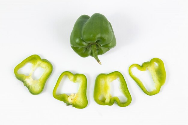 Groene paprika vers groen en gesneden op witte vloer