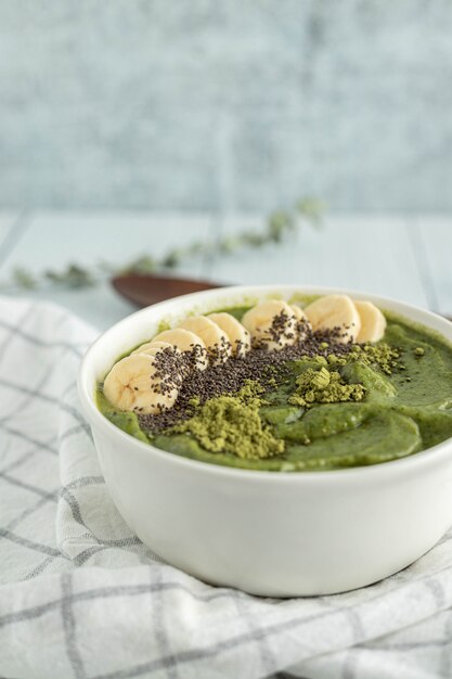 Groene pasta met banaan