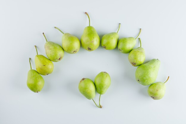 Groene peren op een witte achtergrond. plat lag.