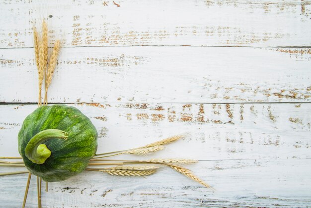 Groene pompoen op houten tafel