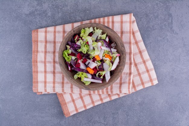 Groene salade in een bord met gemengde ingrediënten.