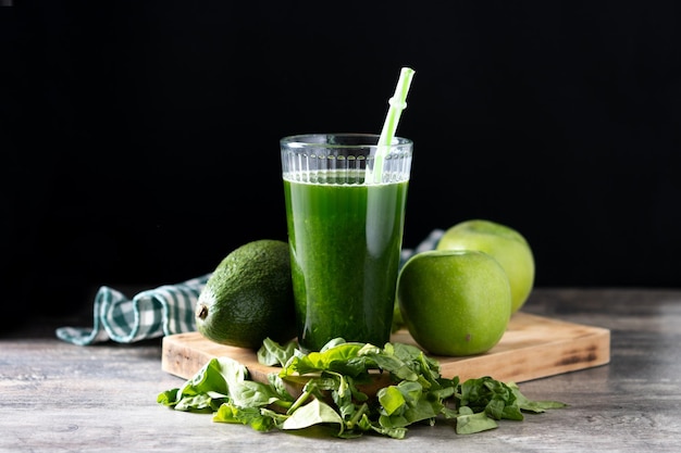 Gratis foto groene smoothie detox met boerenkool avocado en appels op houten tafel