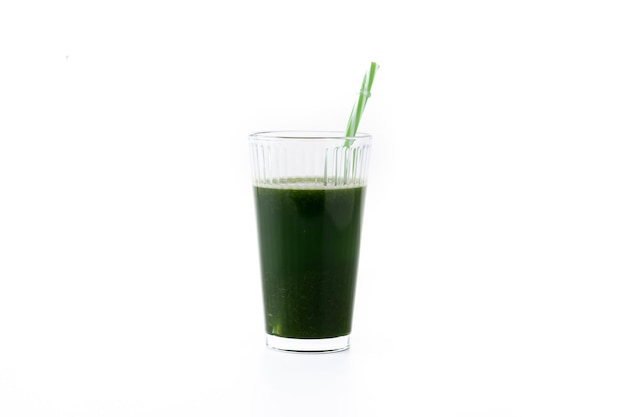 Gratis foto groene smoothie detox met kale avocado en appels geïsoleerd op witte achtergrond