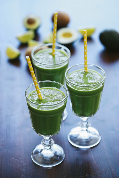 Gratis foto groene smoothie in een glas