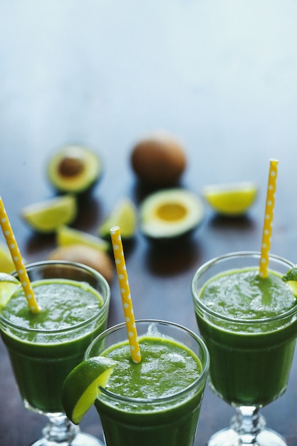 Gratis foto groene smoothie in een glas