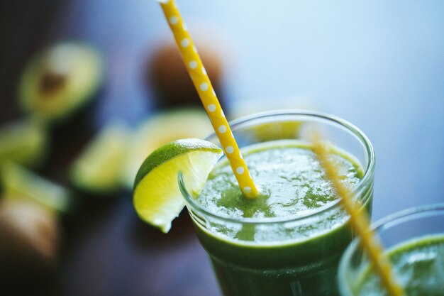 Groene smoothie in een glas