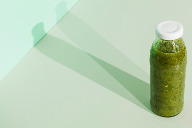 Groene smoothie in fles