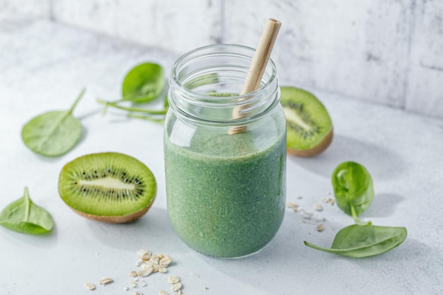 Gratis foto groene smoothie in pot op tafel