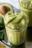 Gratis foto groene smoothie met hoge hoek en avocado