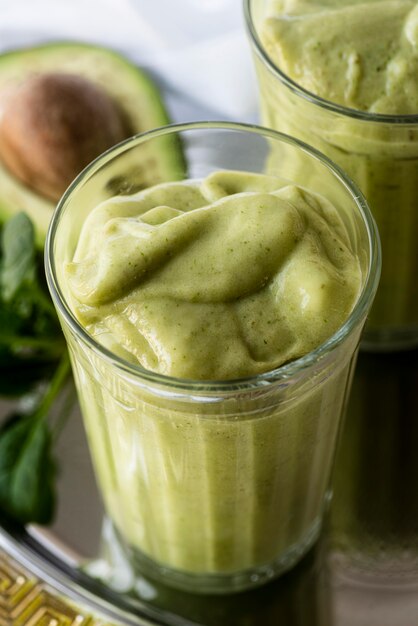 Groene smoothie met hoge hoek en avocado