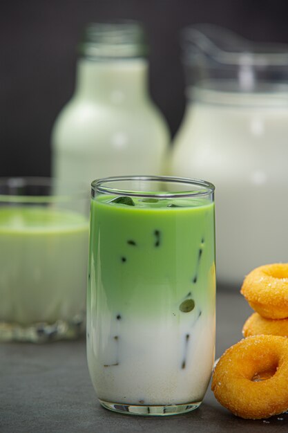 Groene thee, verse melk, geserveerd met heerlijke snacks.