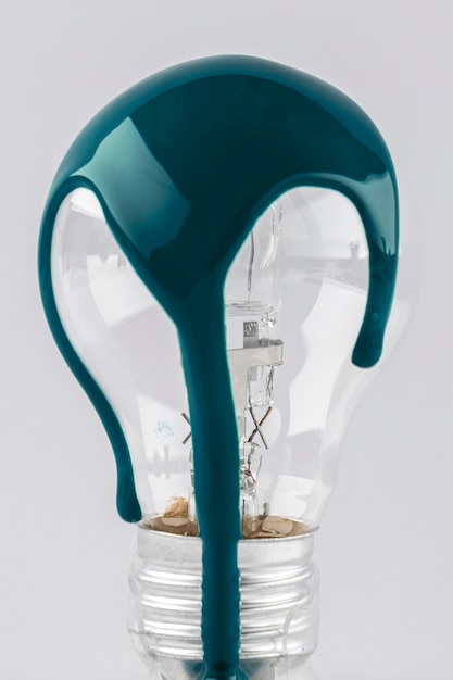 Groene verf die op gloeilamp druipt