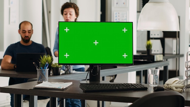 Gratis foto groenscreen sjabloon op pc in het kantoor